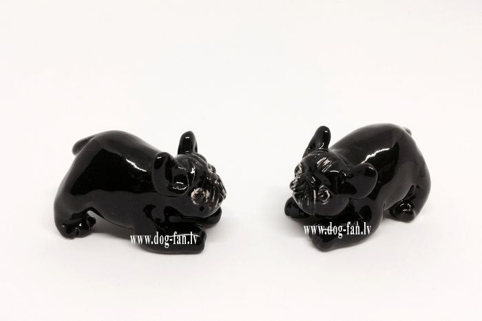 French_bulldog_playing_figurine_3um