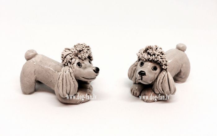 Poodle_playing_grey_figurine_1um