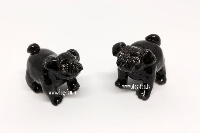 Pug_black_figurine_2um